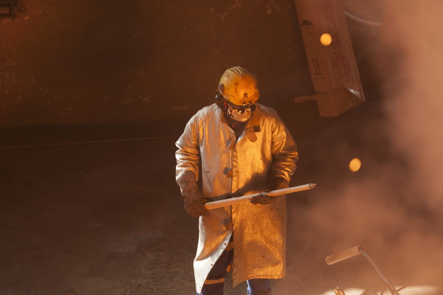 trabajador sizuca fundiendo metal