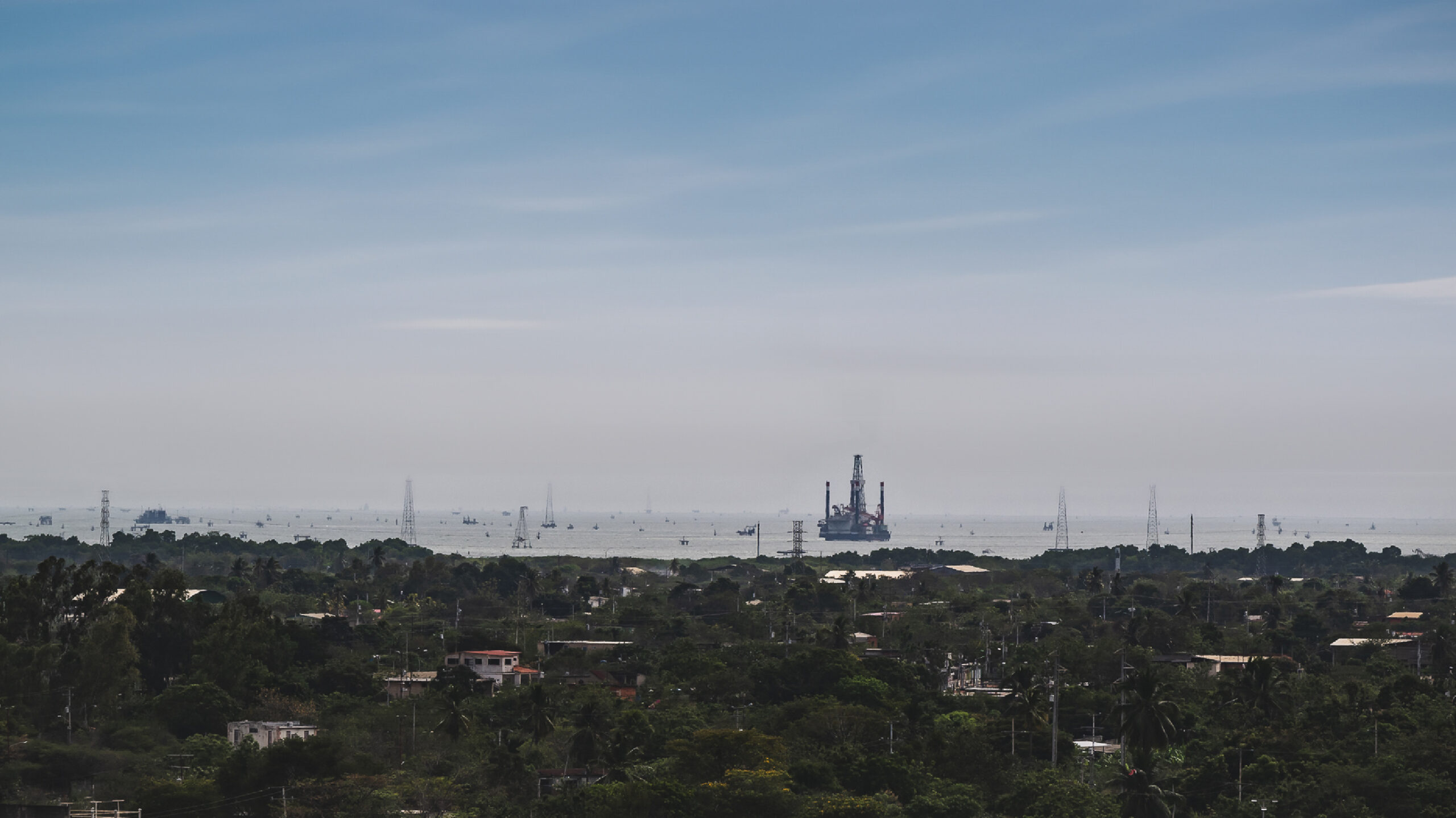 Vista de Ciudad Ojeda y el Lago de Maracaibo, sede de SIZUCA