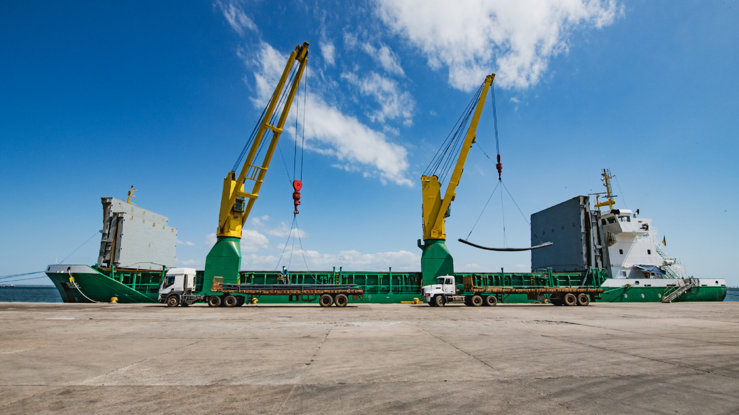 Buque cargando acero SIZUCA para exportación en puerto